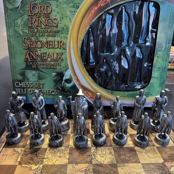 Lord of the Rings: The Fellowship of the Ring Chess Set | Hasbro/Parker Brothers - Picture 5 of 8